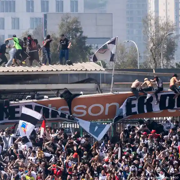 Un fanático murió tras caer del techo de un Stadium en Chile